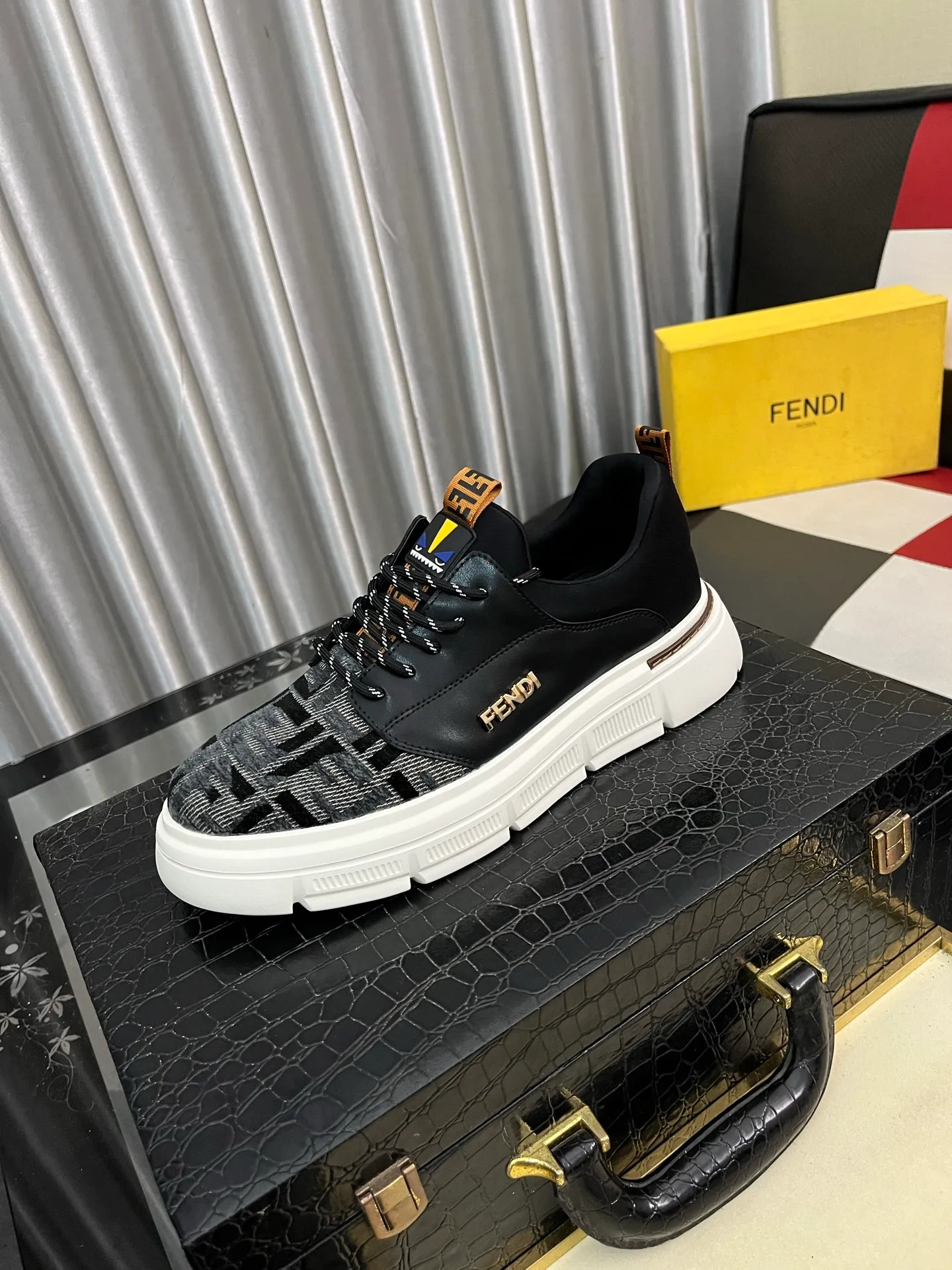 Men's Men's Shoes💰420⌚️⌚️[FENDI] Fendi's classic and comfortable men's, this complex sneaker is made of soft calfskin➕genuine leather lining➕original ultra-light rubber material with rough outsole. This unique light style is suitable for the casual and refined sensibility of this season. It is comfortable and natural on the feet. It is an everyday style for casual travel in autumn and winter! Code number: 38-442️⃣Colors available